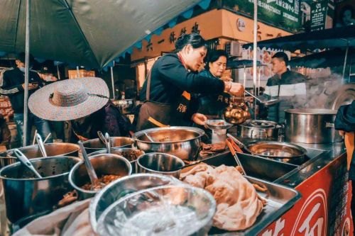 餐飲資訊:“地攤經(jīng)濟(jì)”火了,是喜是悲！